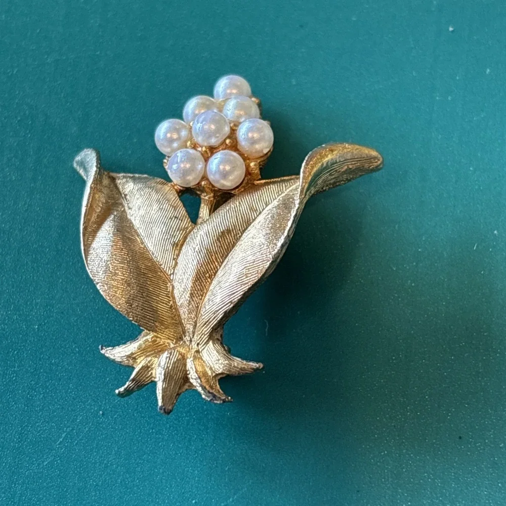 Brooches 3x Faux Peals And Rhinestones One Is Signed Pakula